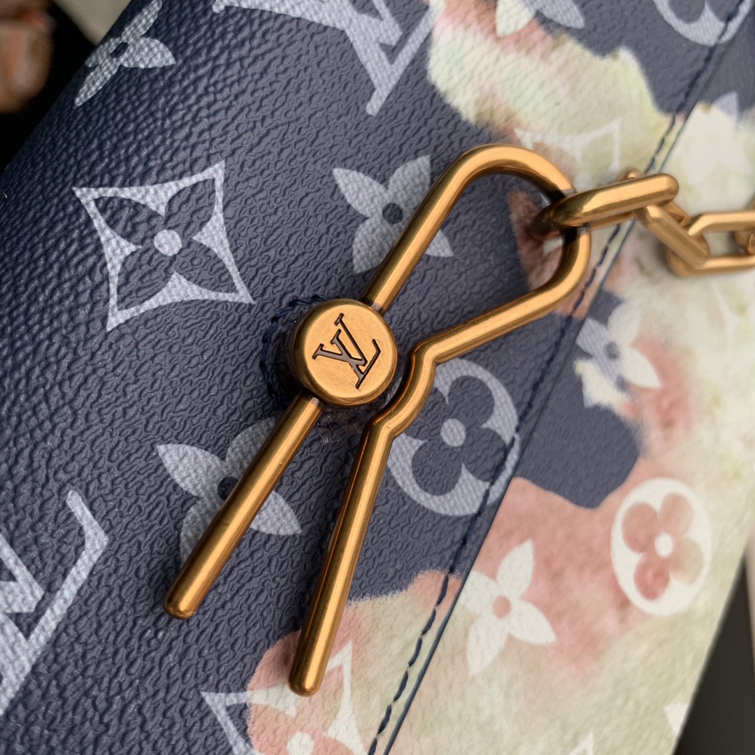 l**is V*t*n steamer bag-18x 11x 6.5cm