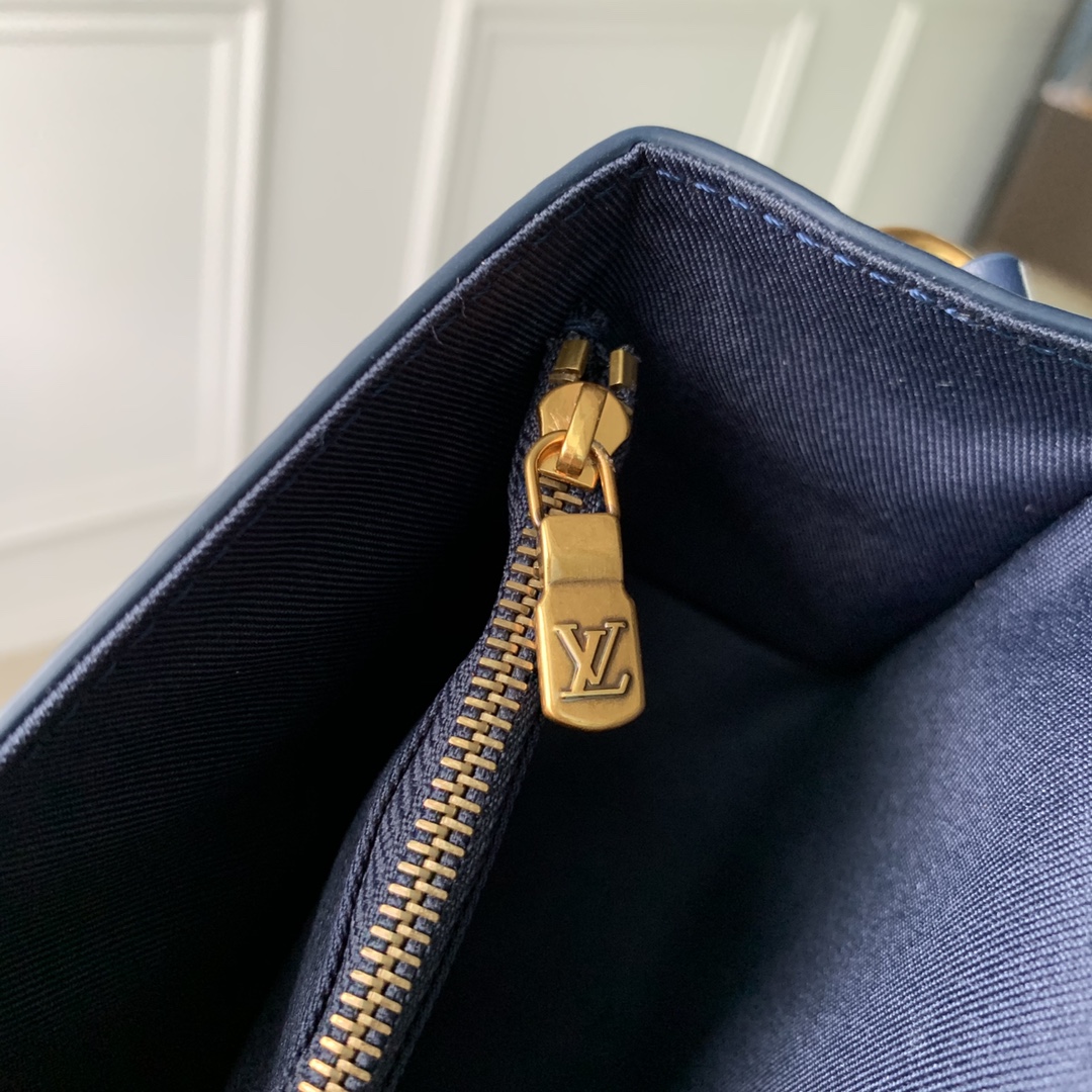 l**is V*t*n steamer bag-18x 11x 6.5cm