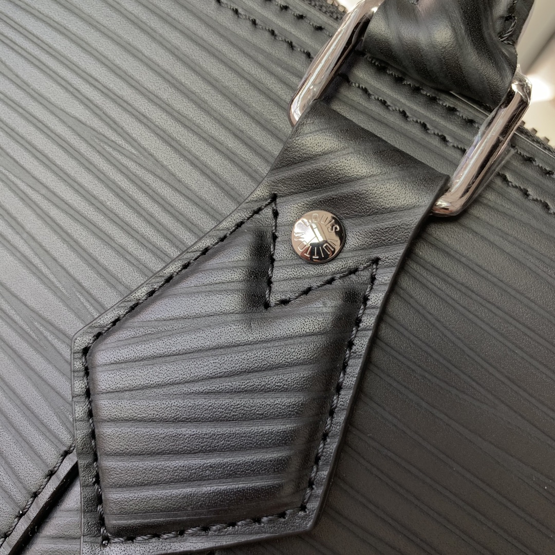 l**is V*t*n alma travel bag-64 x 42 x 22cm