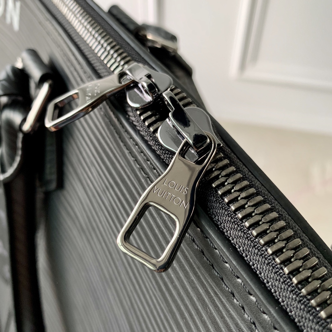 l**is V*t*n alma travel bag-64 x 42 x 22cm