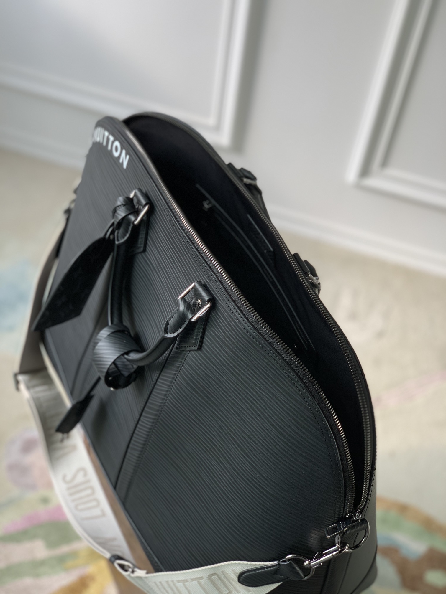 l**is V*t*n alma travel bag-64 x 42 x 22cm