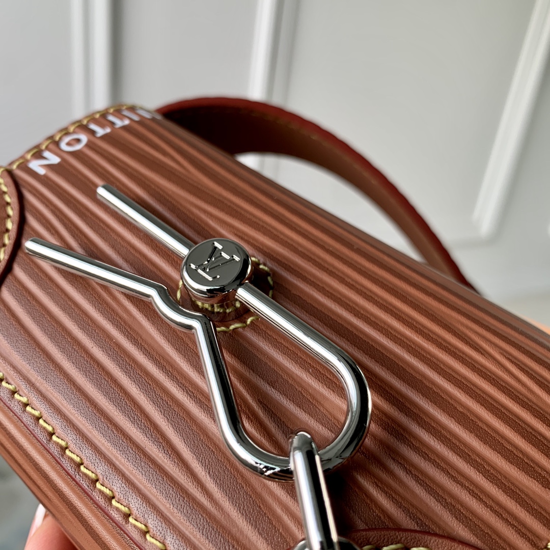 l**is V*t*n micro steamer bag-13*8*4.5cm