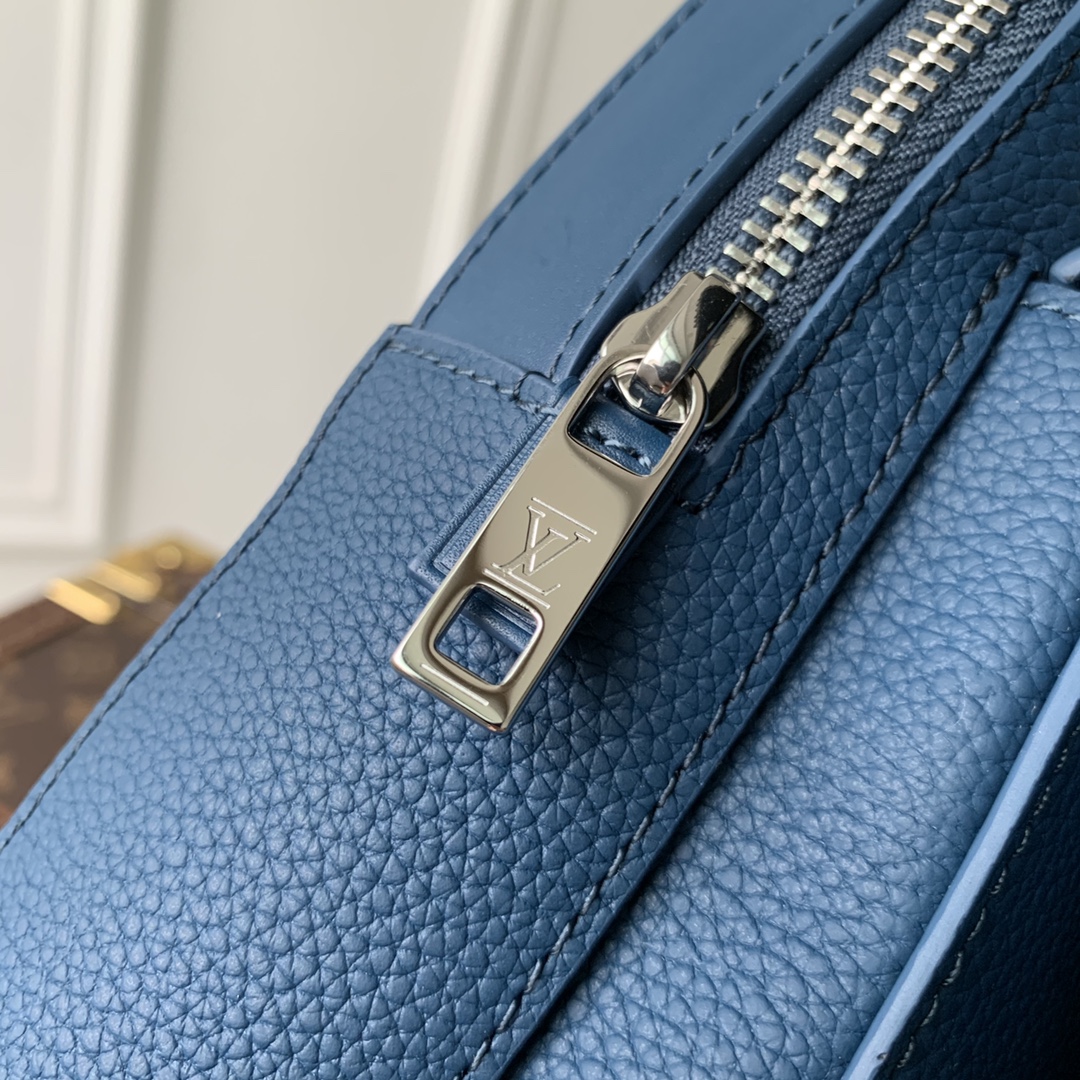 l**is V*t*n pilot backpack-20.0 x 30.0 x 4cm