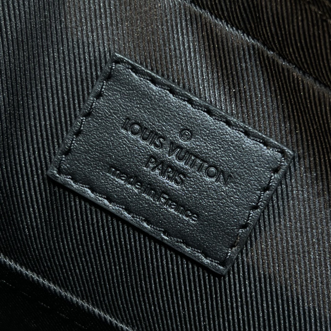 l**is V*t*n trio messenger bag -m22481-25 x 18.5 x 7cm