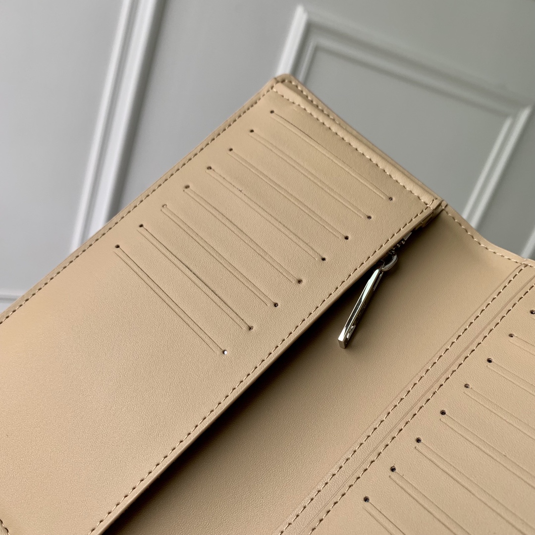 l**is V*t*n wallet-10*19*2cm