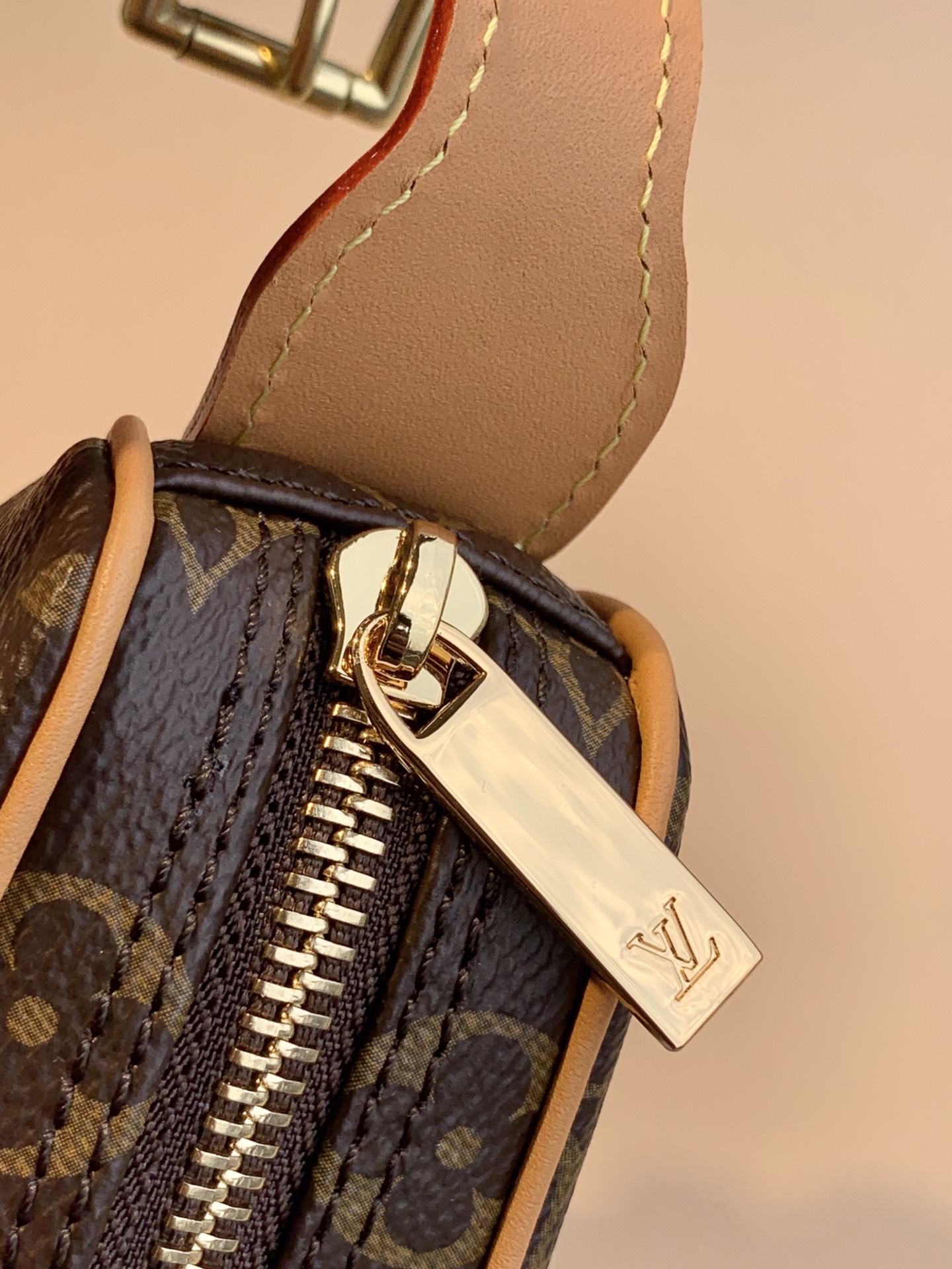 l**is V*t*n pochette croissant-26✖️13cm