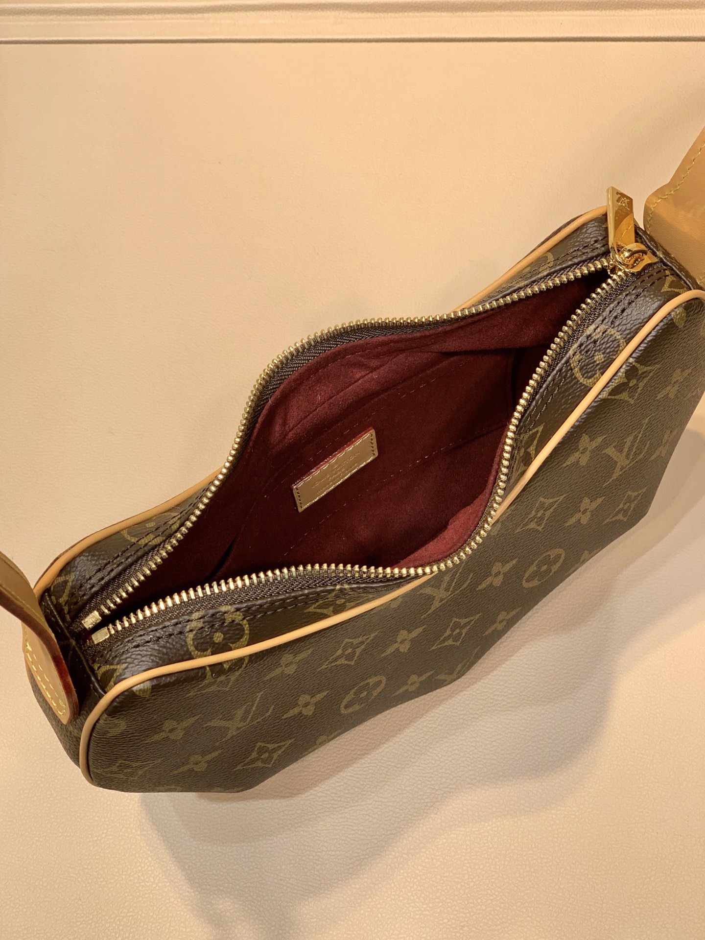 l**is V*t*n pochette croissant-26✖️13cm