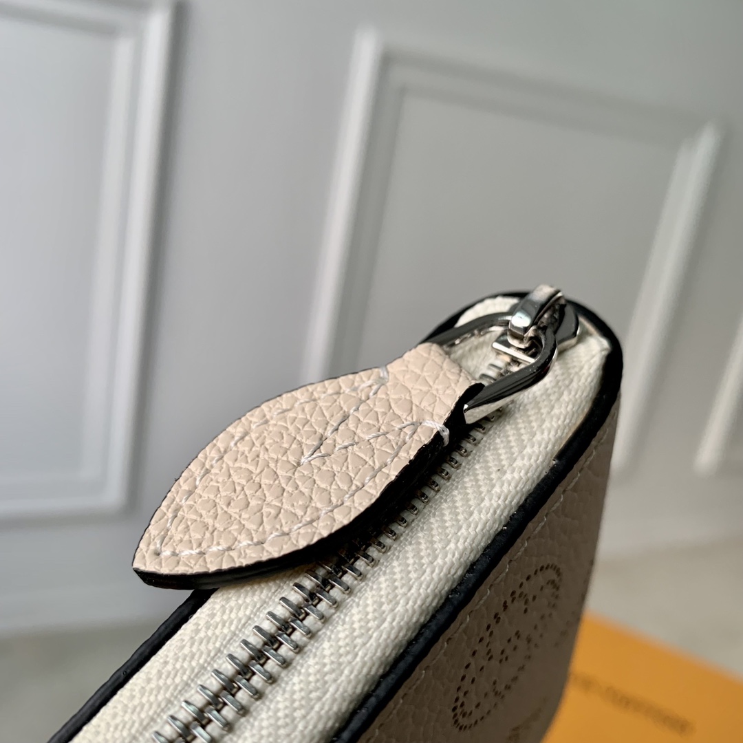 l**is V*t*n wallet-m81558-11.5 x 10.5 x 2cm