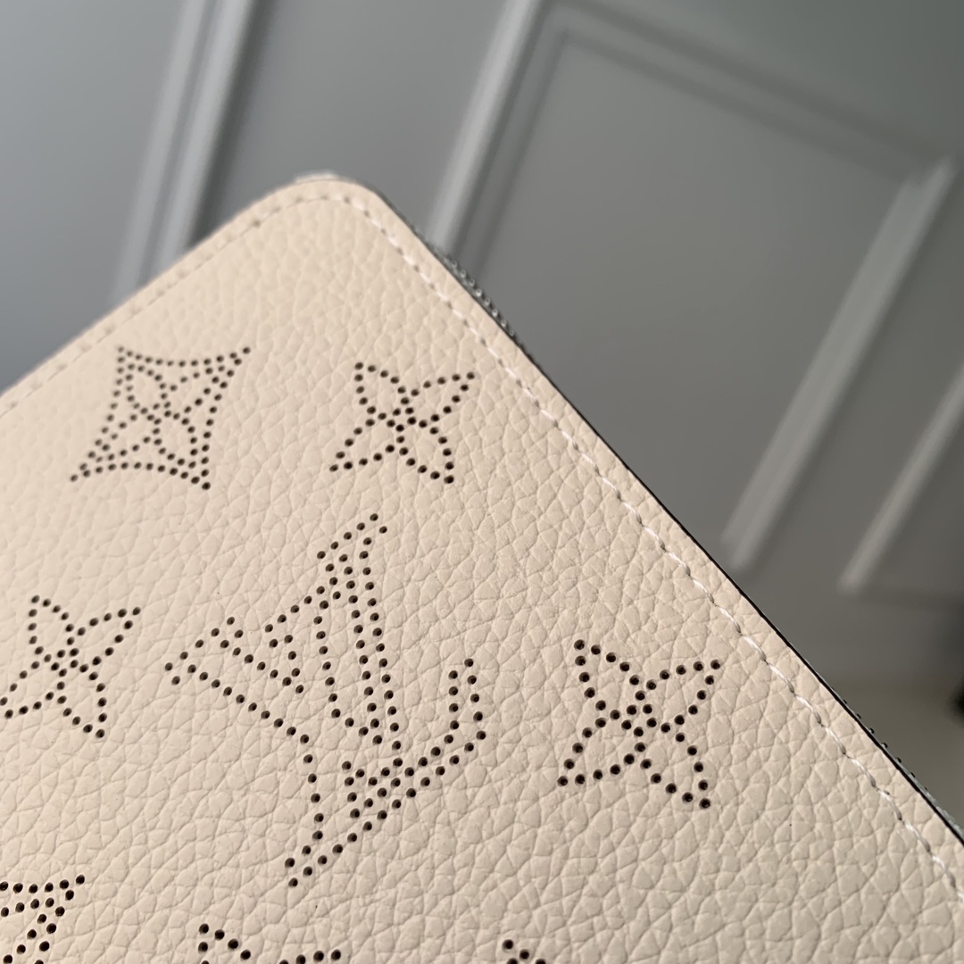 l**is V*t*n wallet-m81558-11.5 x 10.5 x 2cm