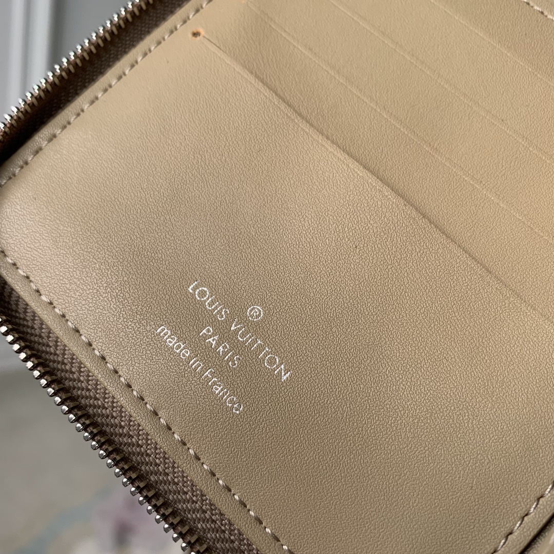 l**is V*t*n wallet-m81558-11.5 x 10.5 x 2cm