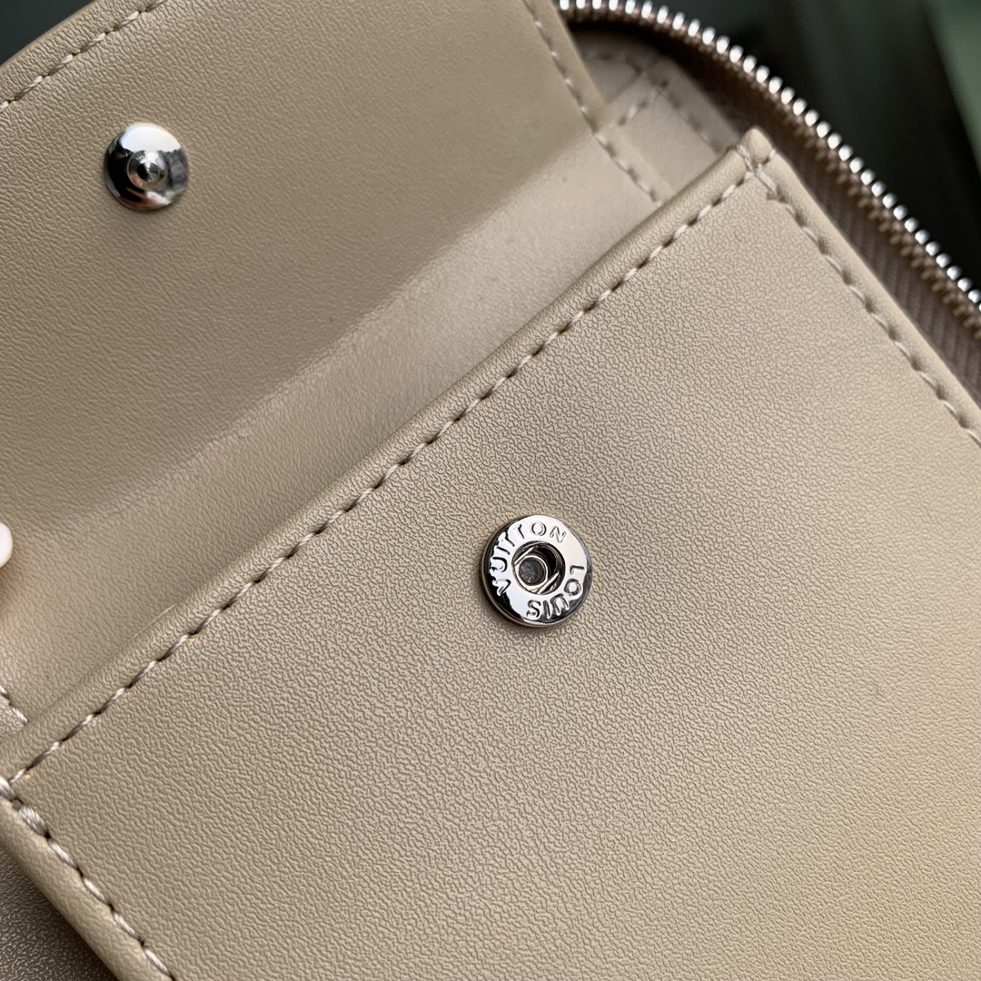 l**is V*t*n wallet-m81558-11.5 x 10.5 x 2cm