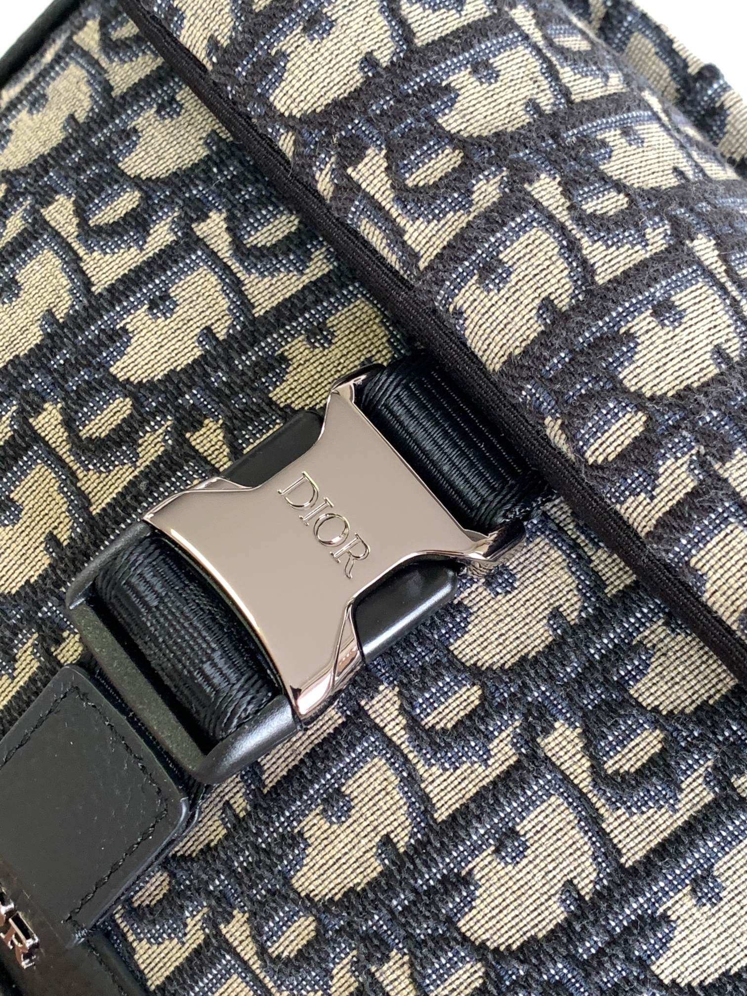 D*or explorer crossbody bag-20 x 15 x 5cm