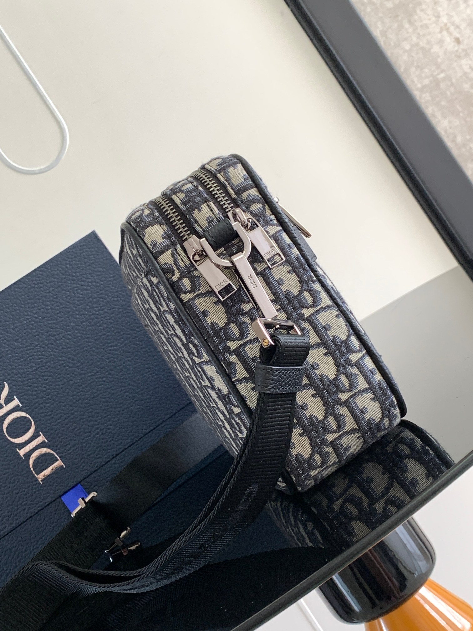 D*or safari messenger bag-26 x 17 x 7cm