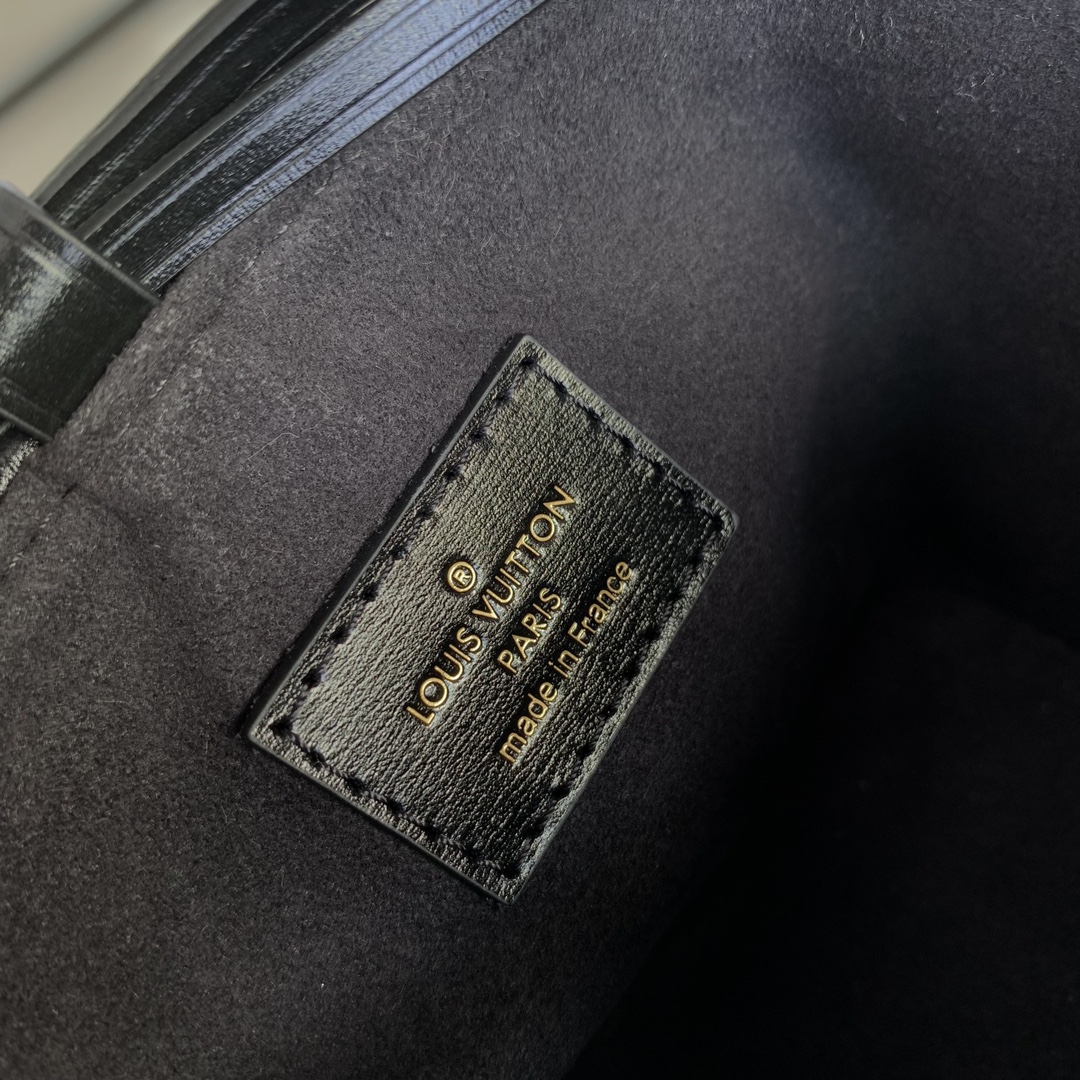 l**is V*t*n online only bag-11.5 x 11.5 x 11.5cm