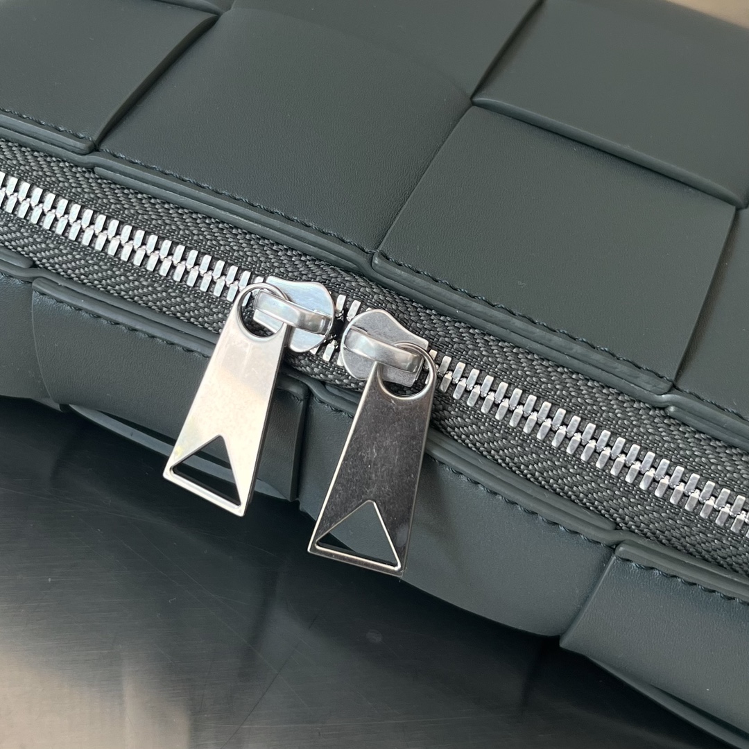 Bo*te*ga ve*ne*ta camera bag-20x15x5cm