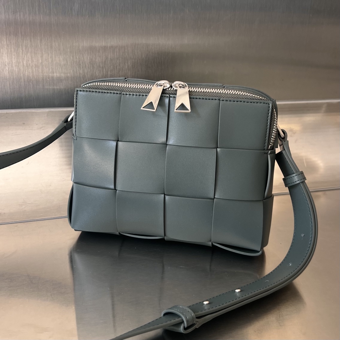 Bo*te*ga ve*ne*ta camera bag-20x15x5cm