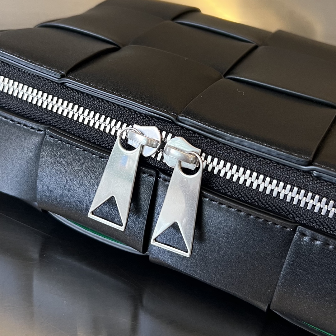 Bo*te*ga ve*ne*ta camera bag-20x15x5cm