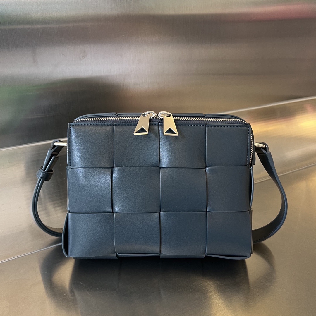 Bo*te*ga ve*ne*ta camera bag-20x15x5cm