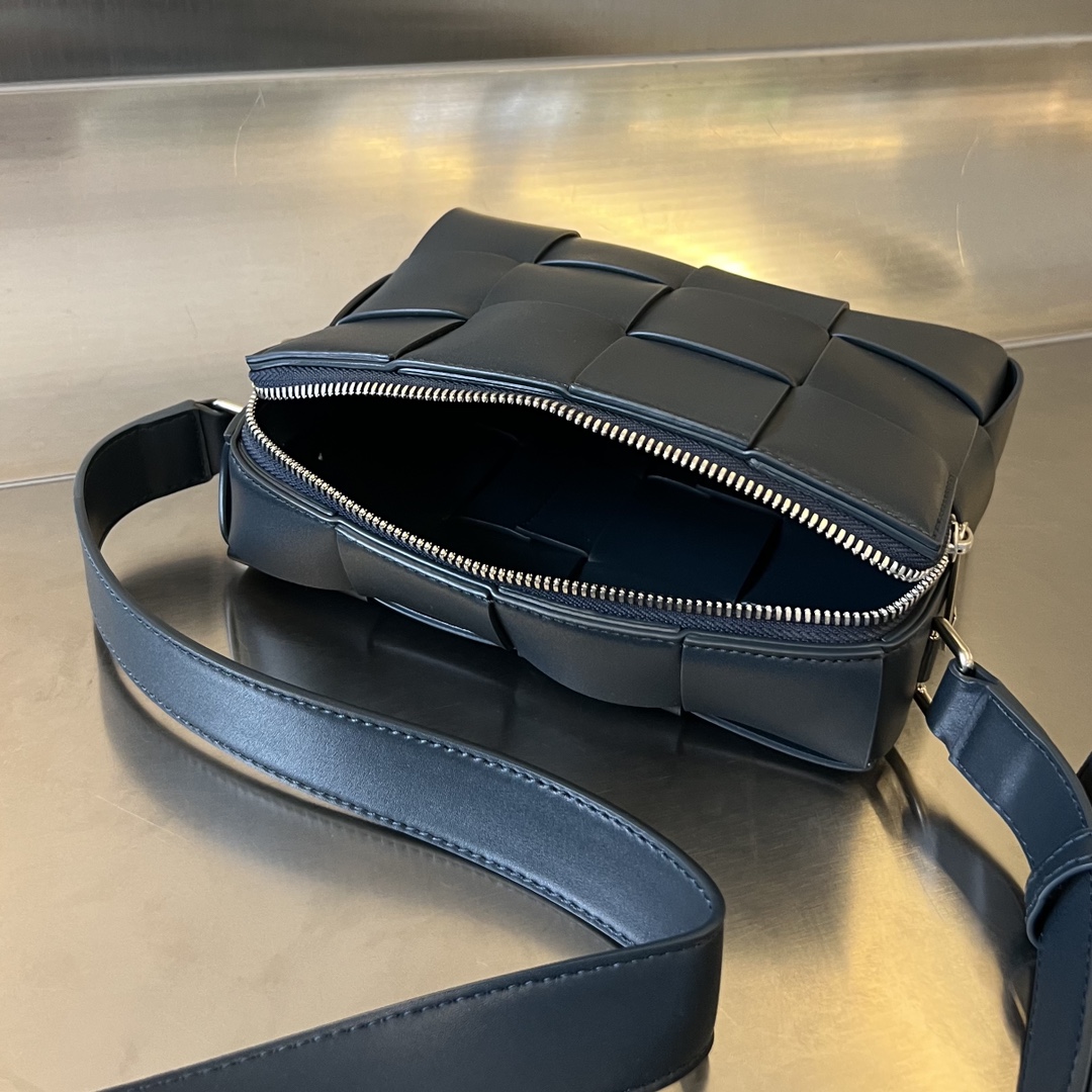 Bo*te*ga ve*ne*ta camera bag-20x15x5cm