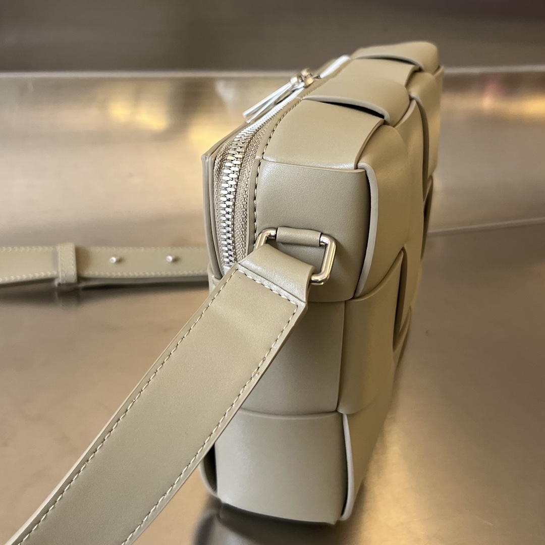 Bo*te*ga ve*ne*ta camera bag-20x15x5cm