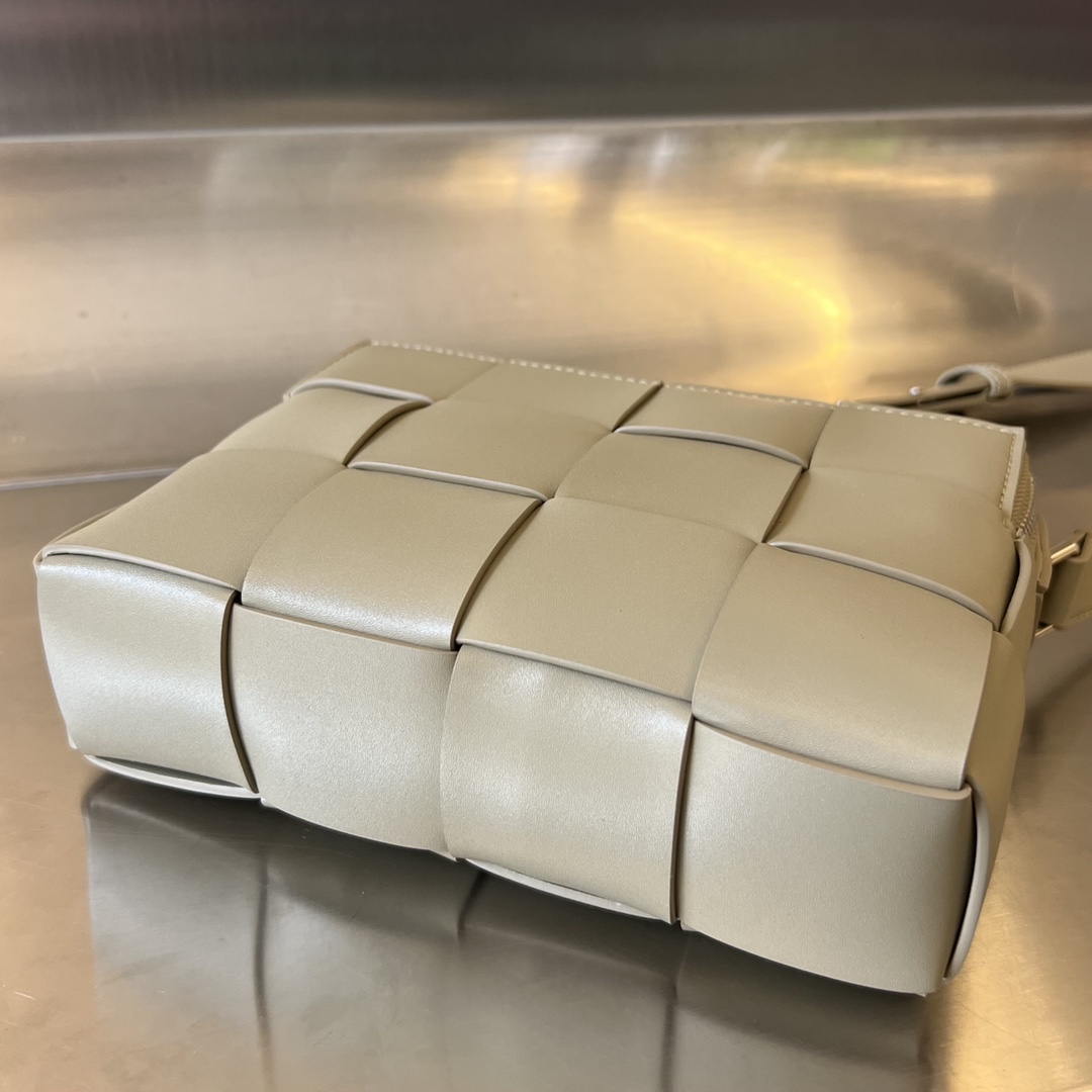 Bo*te*ga ve*ne*ta camera bag-20x15x5cm