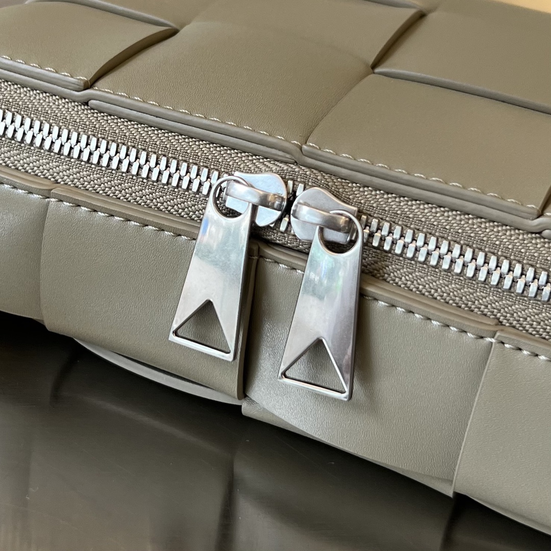 Bo*te*ga ve*ne*ta camera bag-20x15x5cm