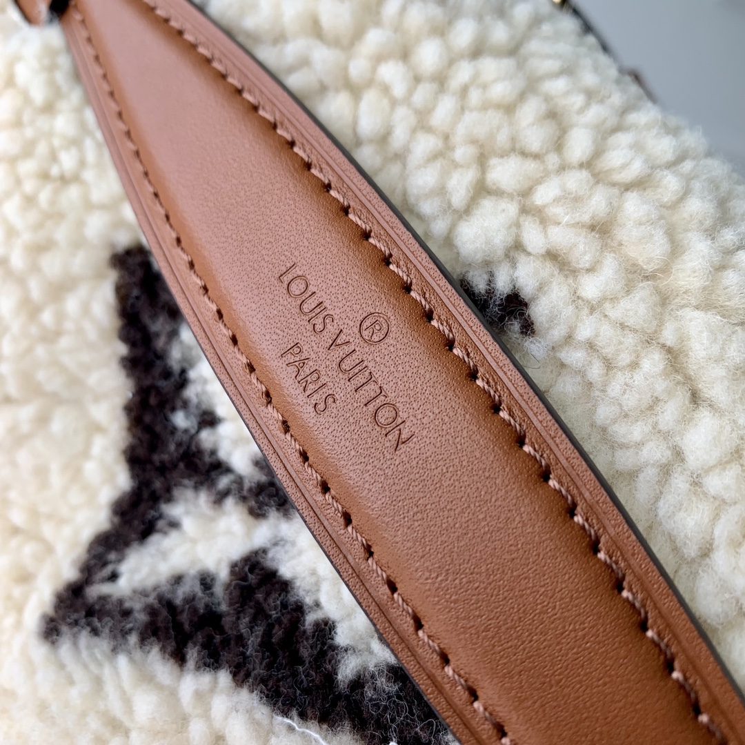 l**is V*t*n bumbag-m23715-37*14*13cm