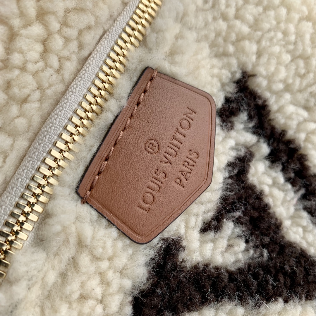 l**is V*t*n bumbag-m23715-37*14*13cm