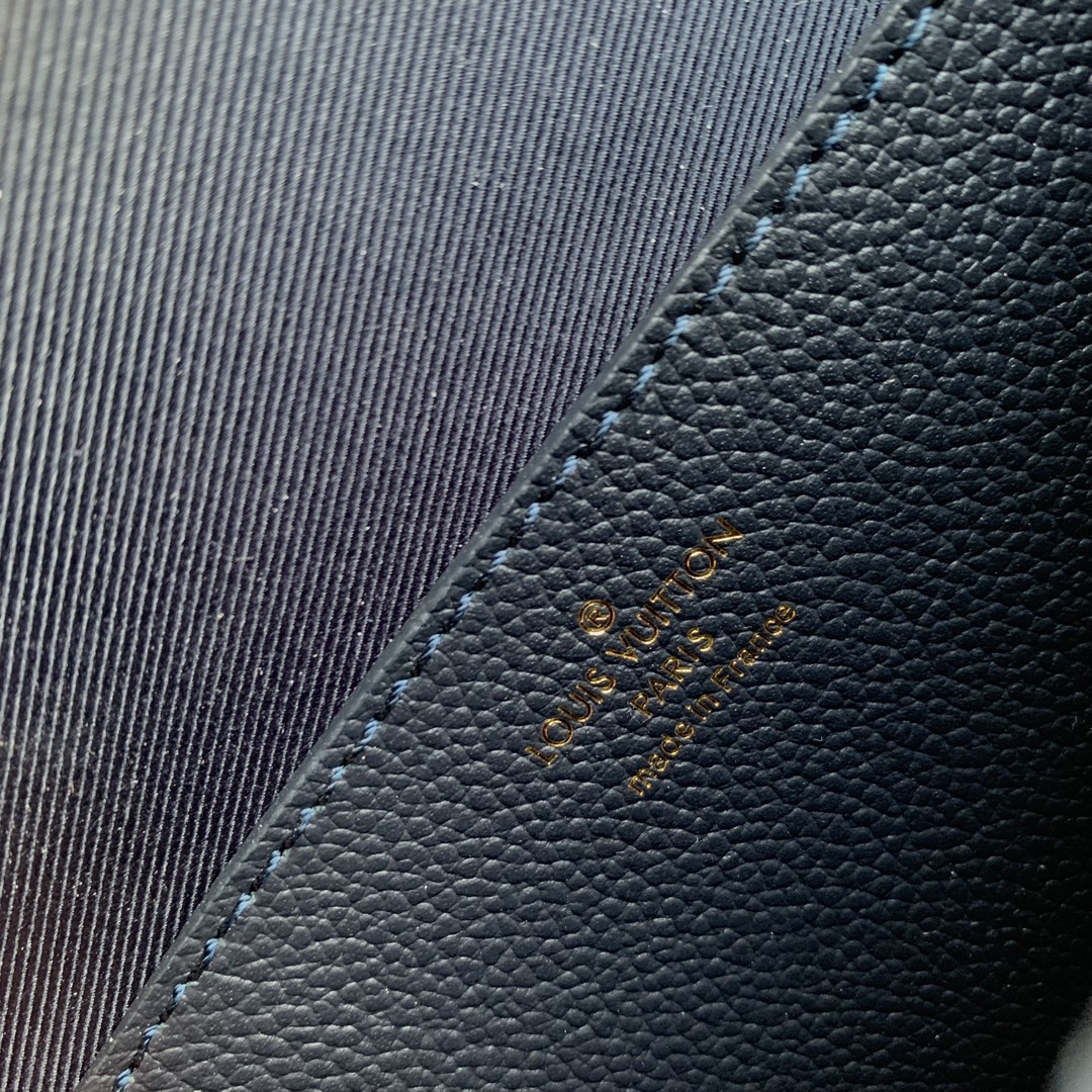 l**is V*t*n wallet on chain-22 x 15 x 5.5cm