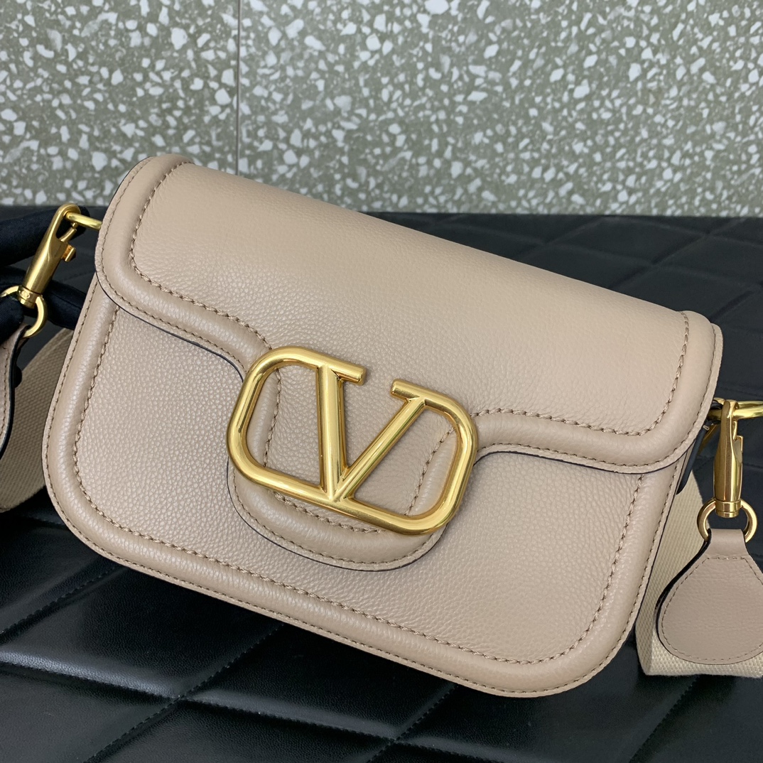 Valentino Garavani Allnite Bag-23.5✖️18✖️8CM