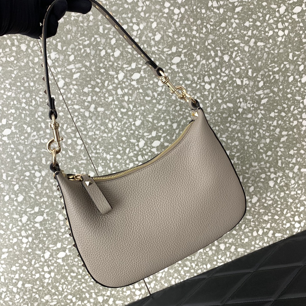 Valentino Garavani Rockstud Hobo Bag-6✖️4✖️16CM