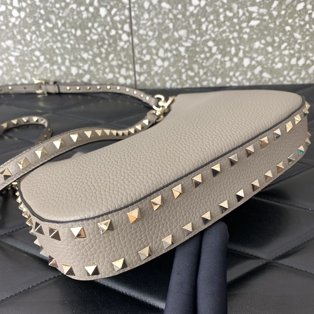 Valentino Garavani Rockstud Hobo Bag-6✖️4✖️16CM