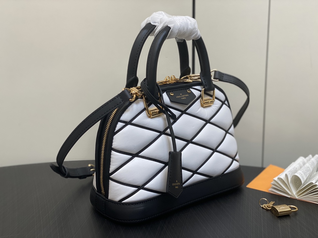 l**is V*t*n m22878 alma bb-23.5 x 17.5 x 11.5cm