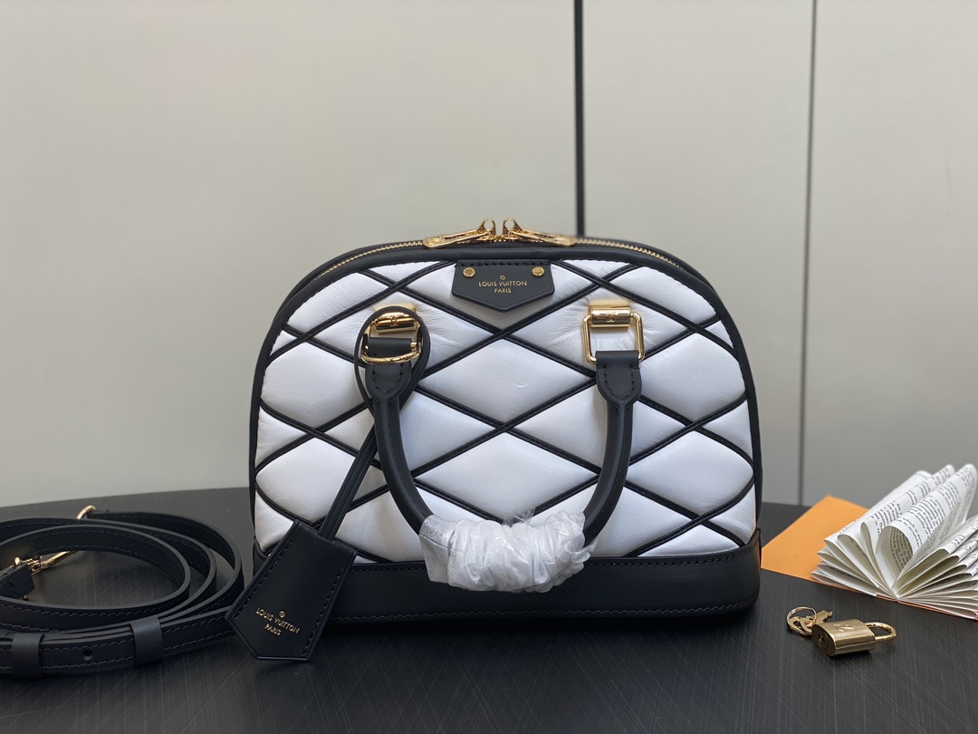 l**is V*t*n m22878 alma bb-23.5 x 17.5 x 11.5cm