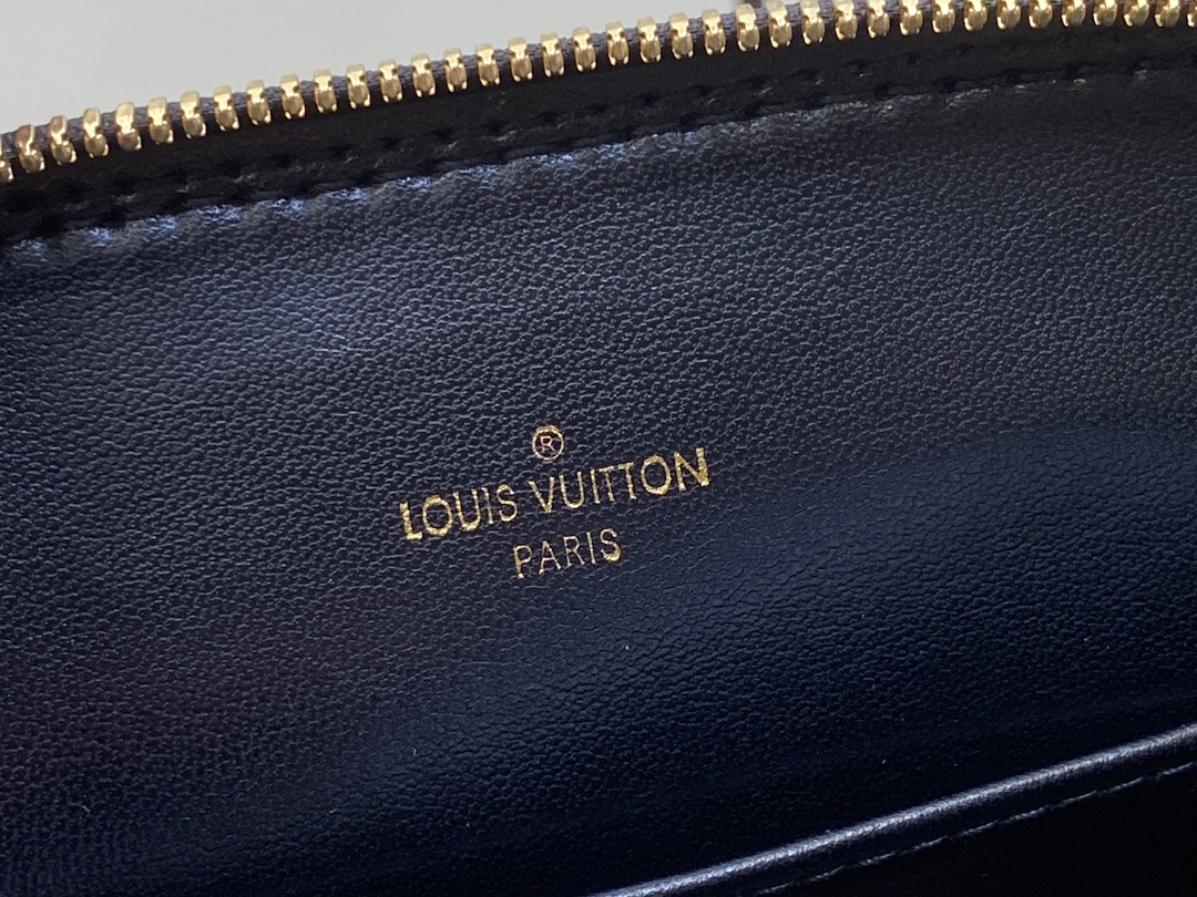 l**is V*t*n m22878 alma bb-23.5 x 17.5 x 11.5cm