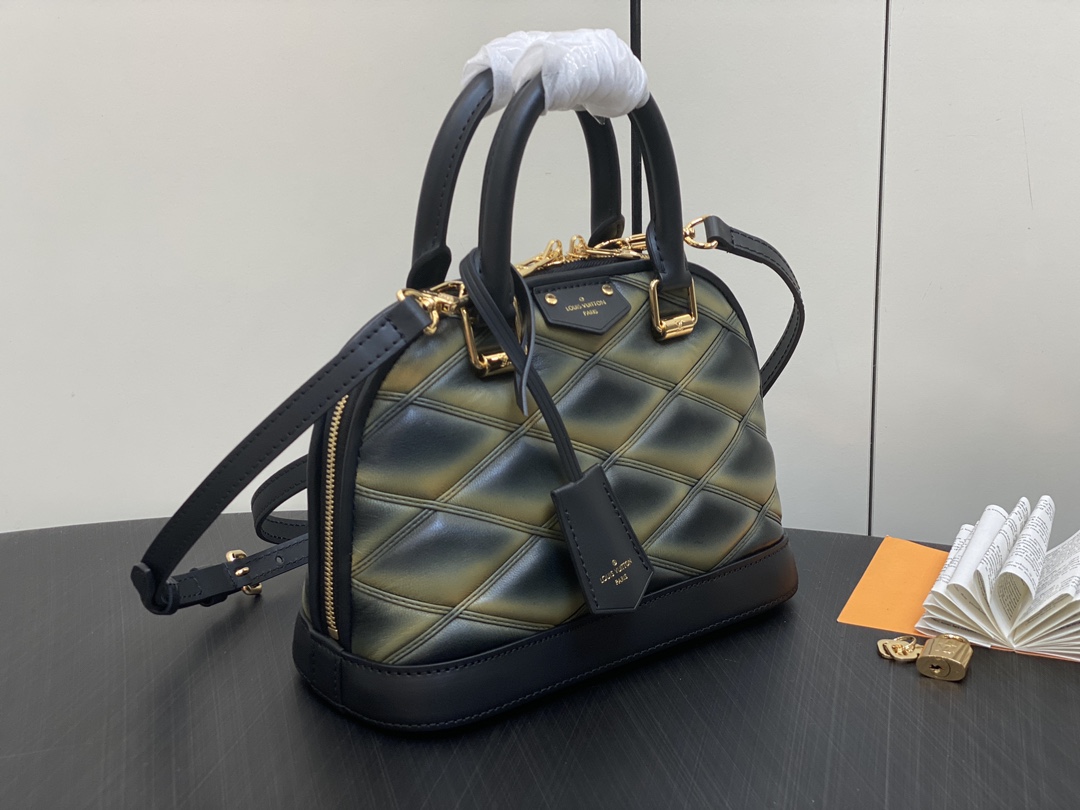 l**is V*t*n m22878 alma bb-23.5 x 17.5 x 11.5cm