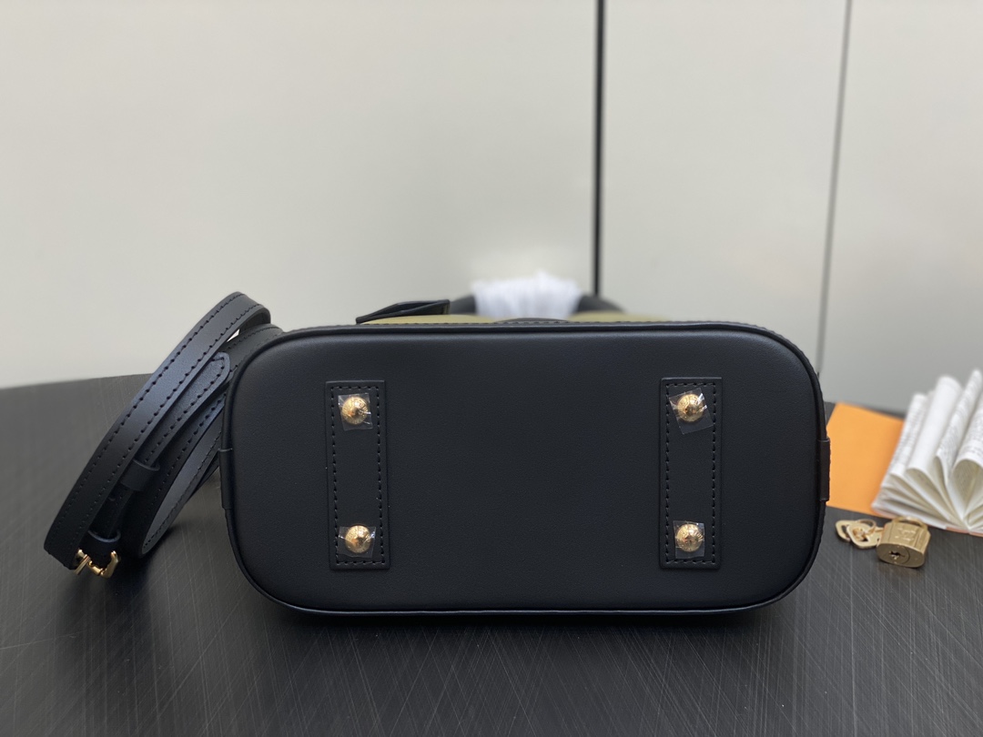 l**is V*t*n m22878 alma bb-23.5 x 17.5 x 11.5cm