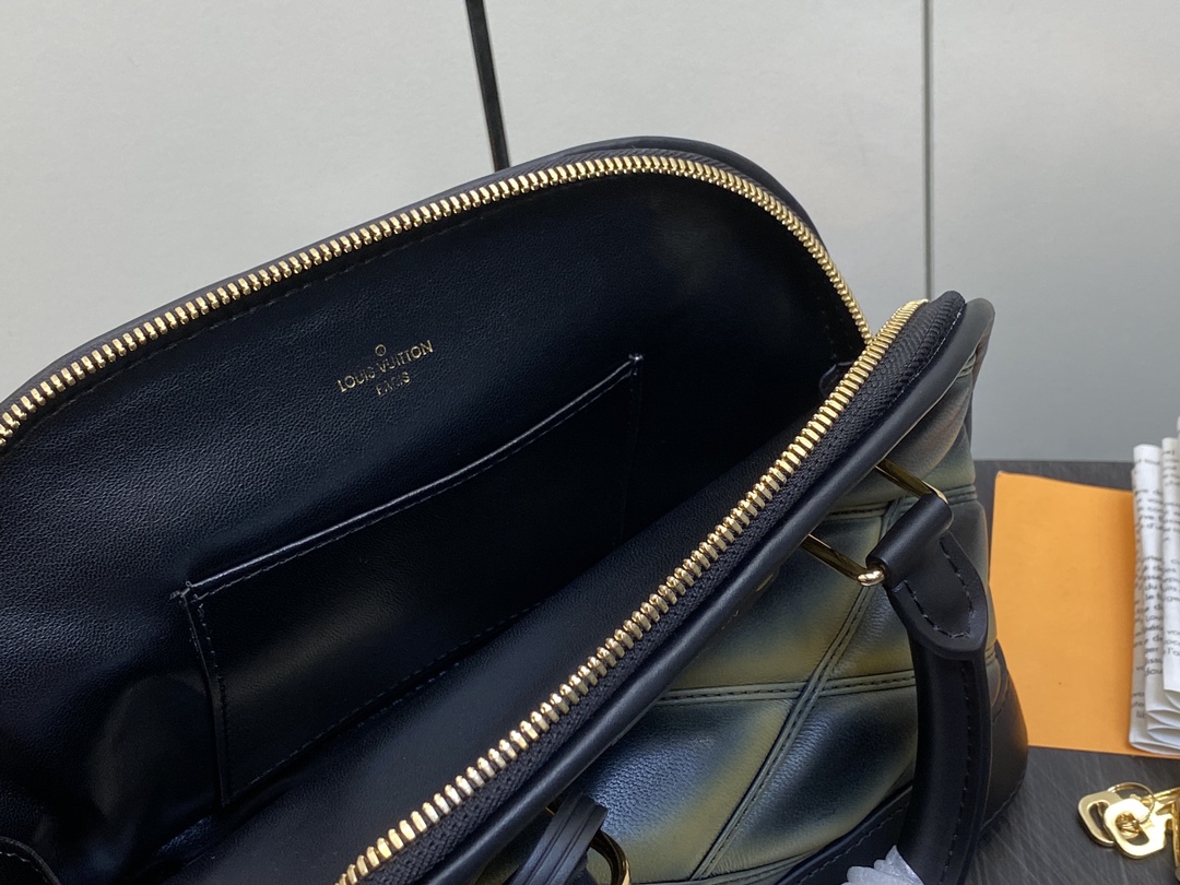 l**is V*t*n m22878 alma bb-23.5 x 17.5 x 11.5cm