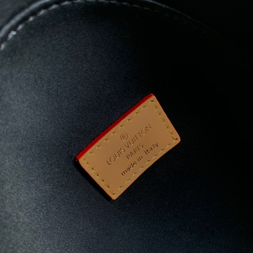 l**is V*t*n egg bag-20*12*12cm