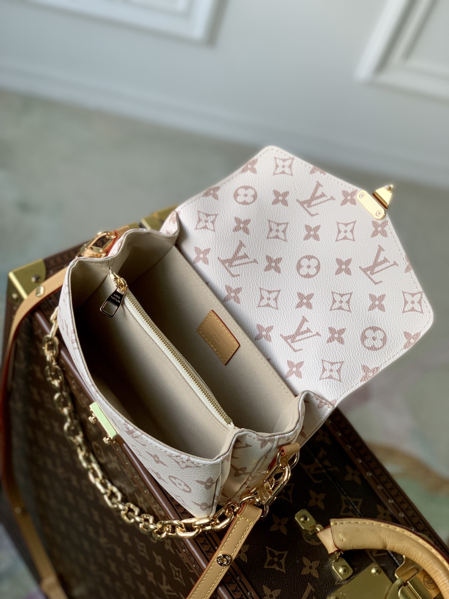 l**is V*t*n wallet on chain ivy-23.5 x 12.0 x 4.3 cm