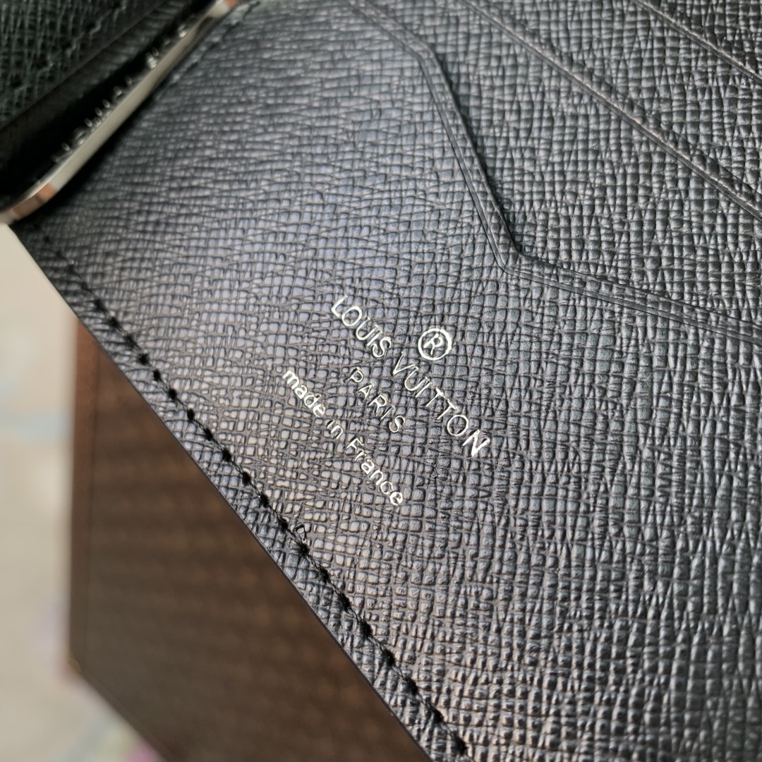 l**is V*t*n wallet-m61700-12×8cm