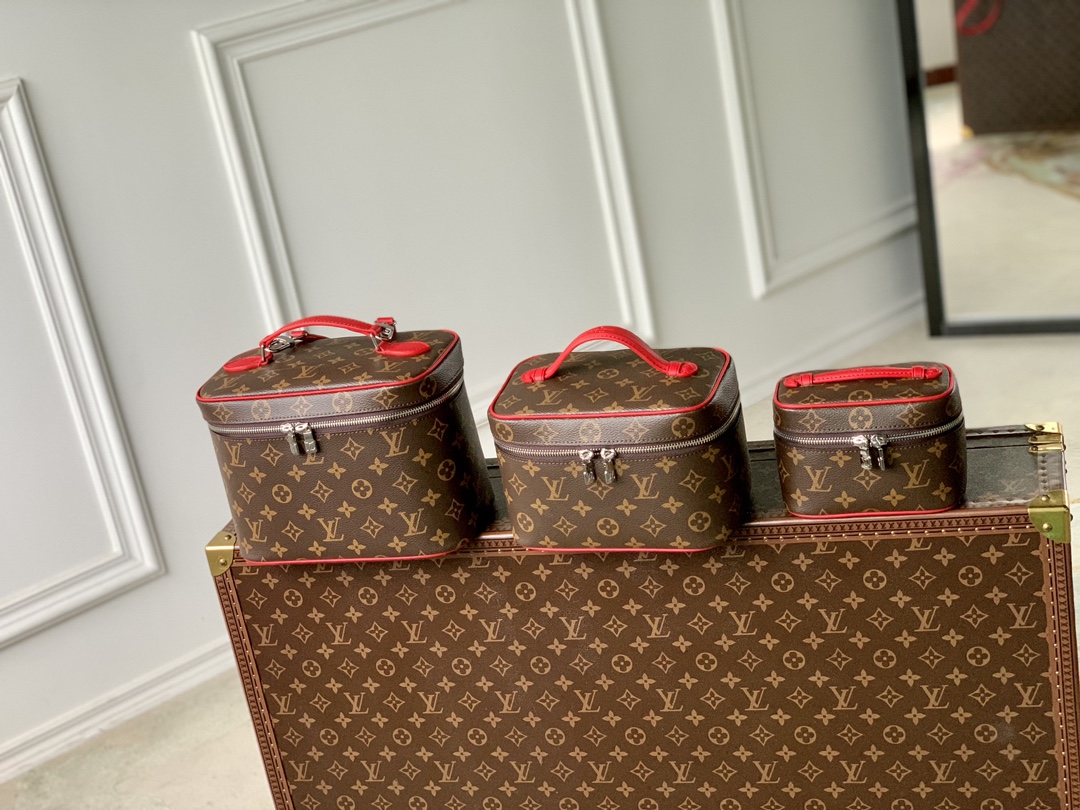 l**is V*t*n nice cosmetic bag