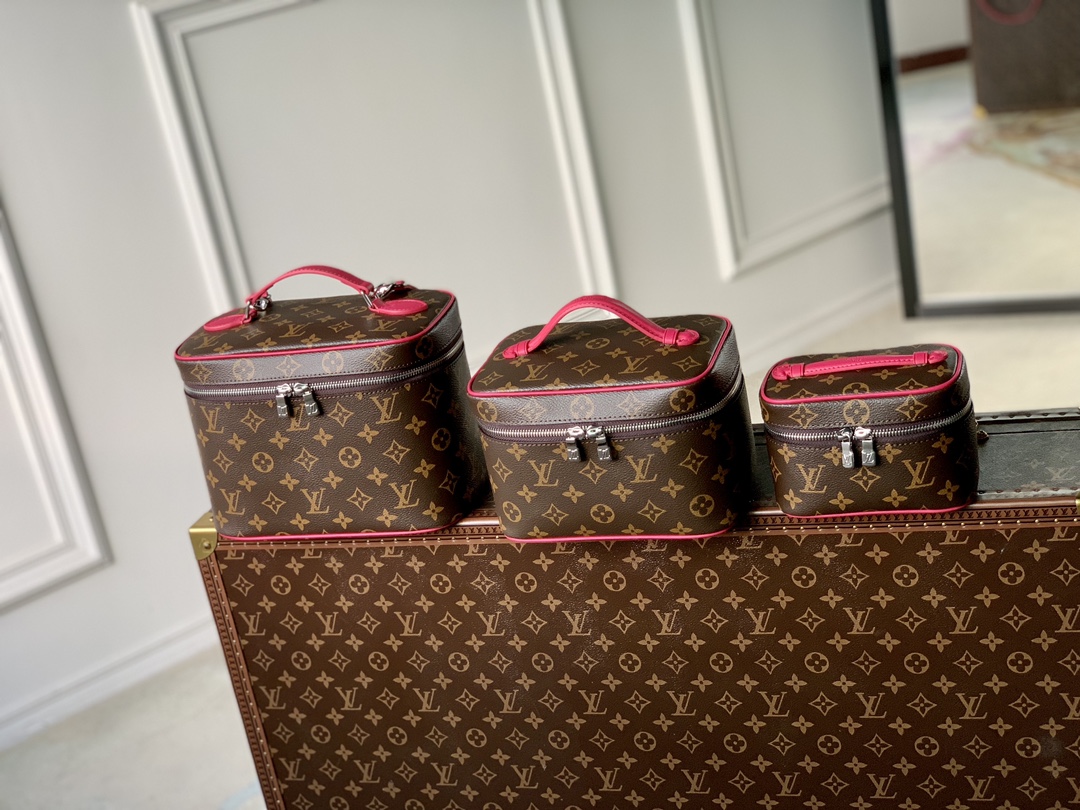 l**is V*t*n nice cosmetic bag