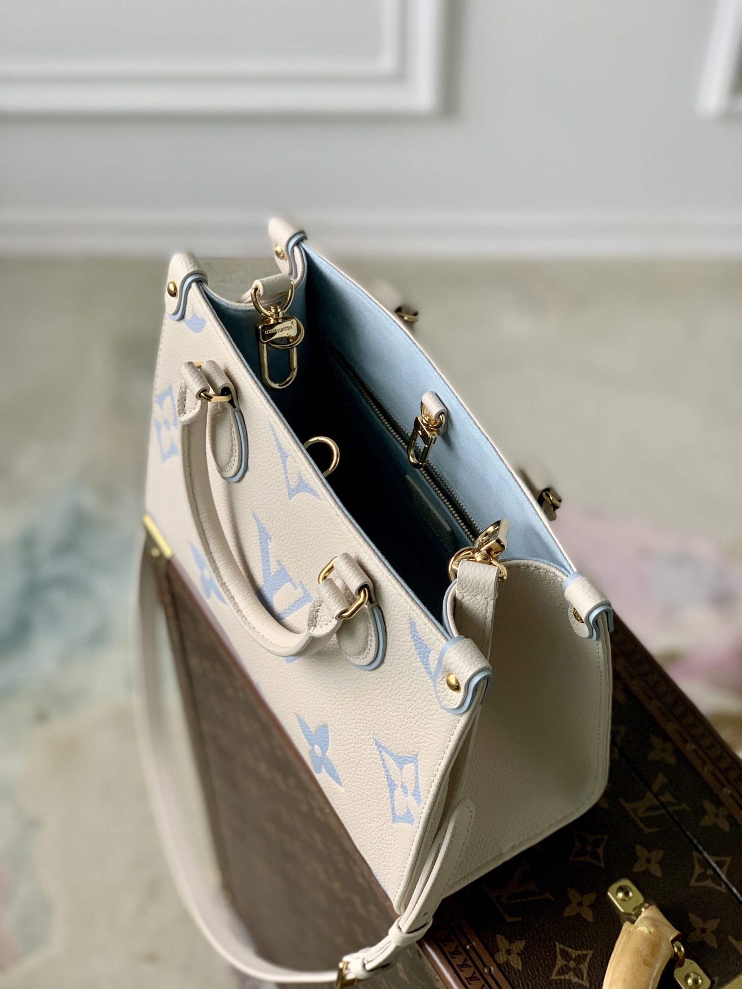 l**is V*t*n onthego handbag-25*19*11.5 cm