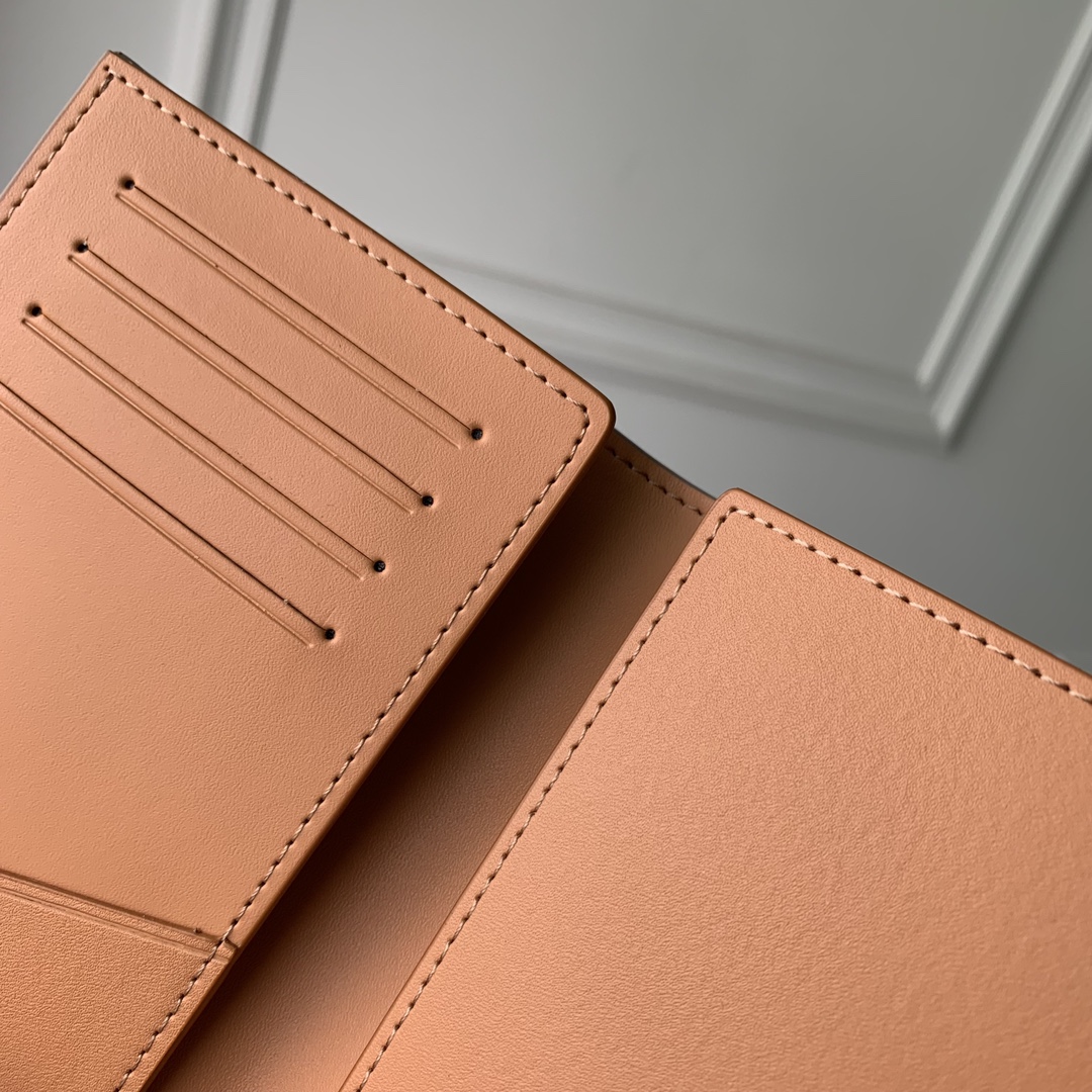 l**is V*t*n wallet-10 x 14 x 2.5cm