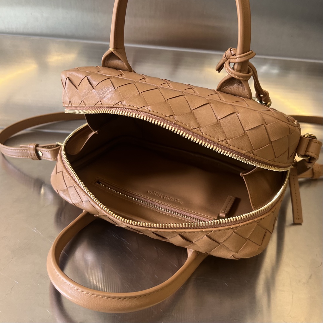 Bo*te*ga ve*ne*ta getaway bag-23.5x17.5x9cm