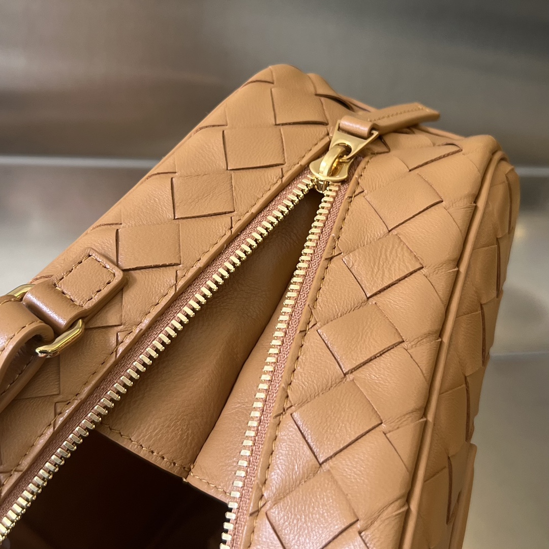 Bo*te*ga ve*ne*ta getaway bag-23.5x17.5x9cm