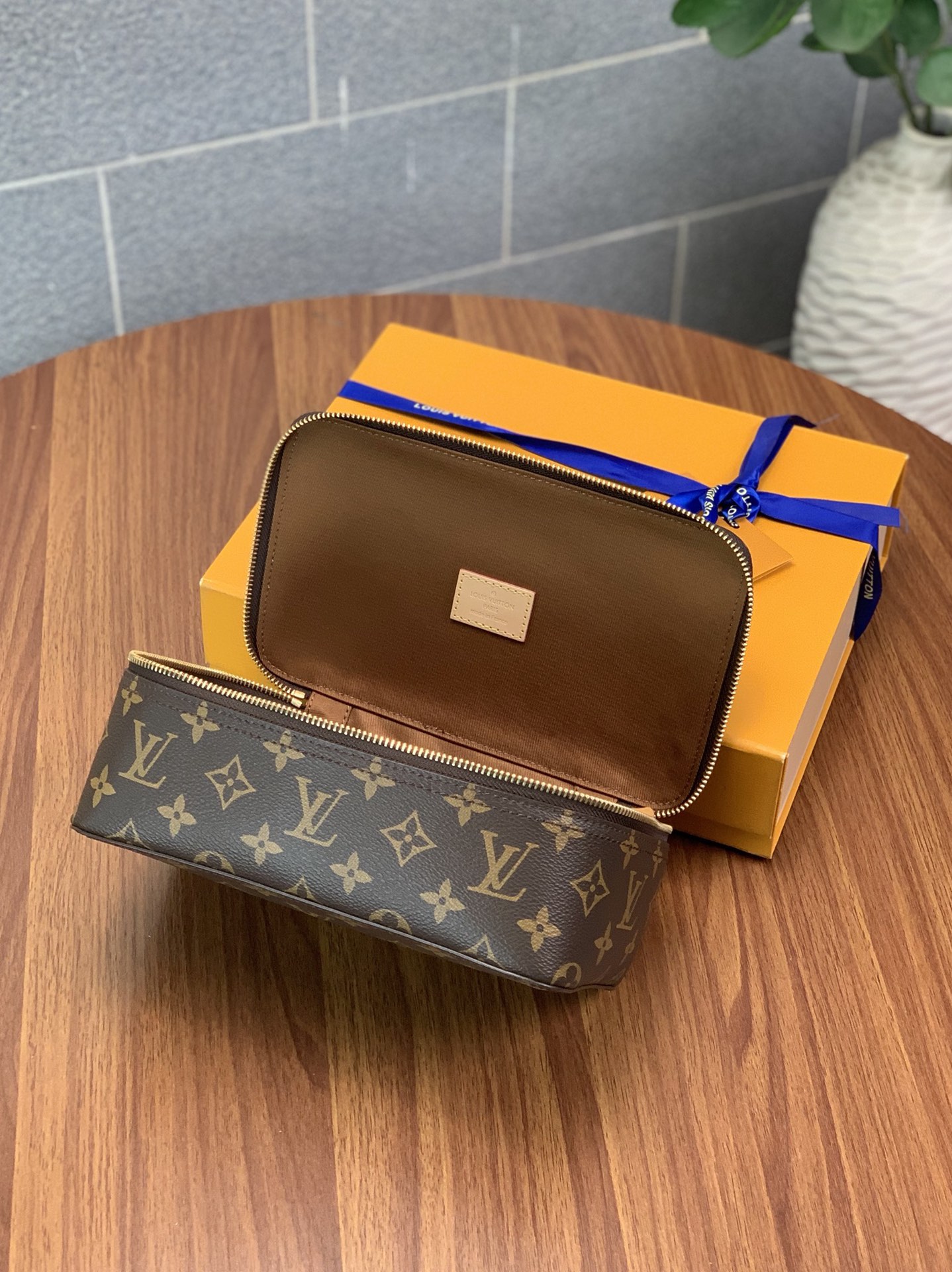 l**is V*t*n packing cube-22.4×8.5×14cm