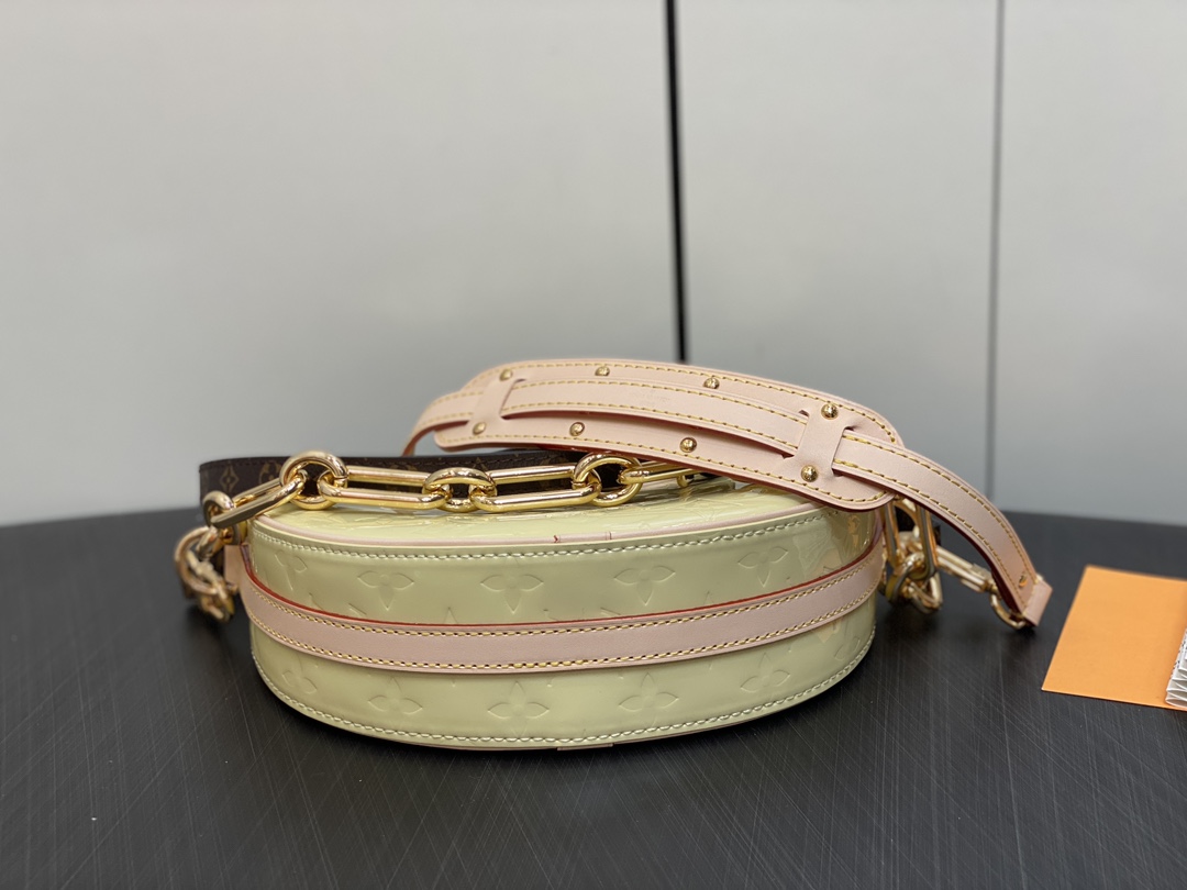 l**is V*t*n croissant m24021-21 x 13 x 7cm