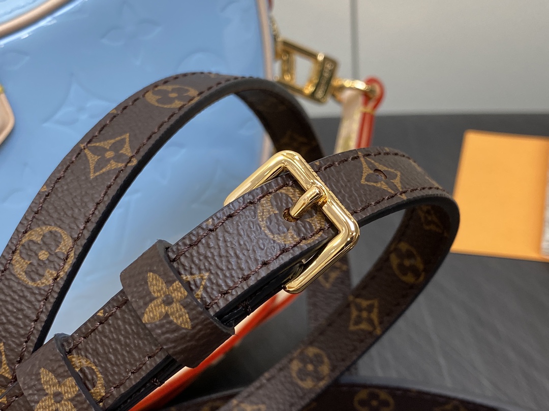 l**is V*t*n croissant m24021-21 x 13 x 7cm